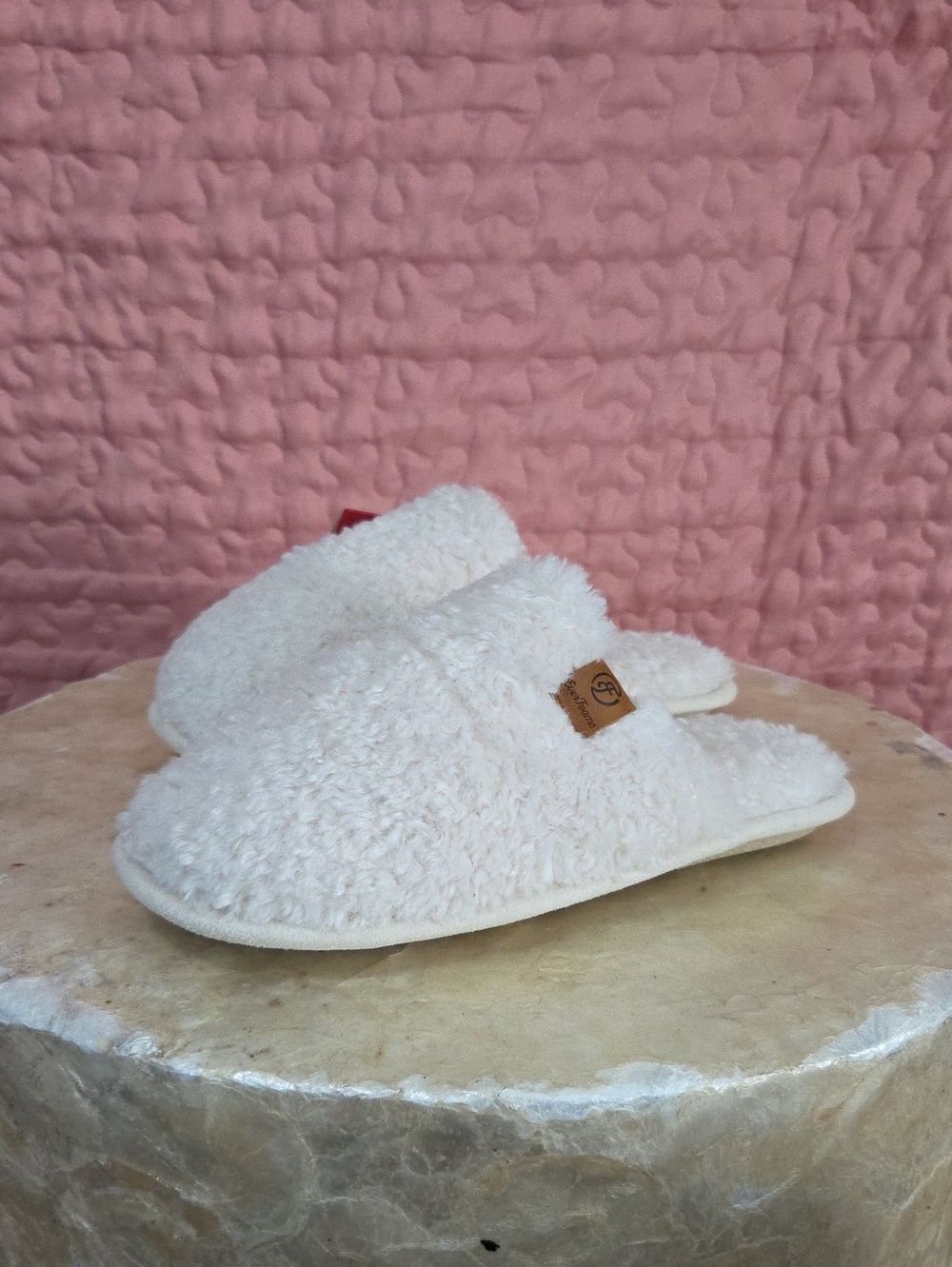 EverFoams women's fuzzy slippers